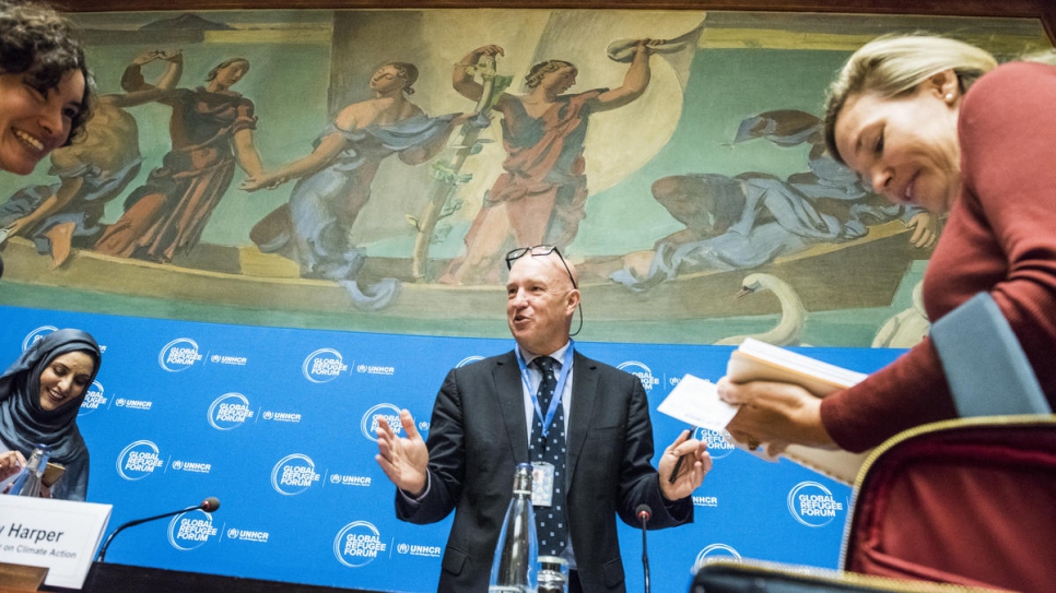 Andrew Harper, Conseiller spécial du HCR pour l'action climatique, face à la presse. 