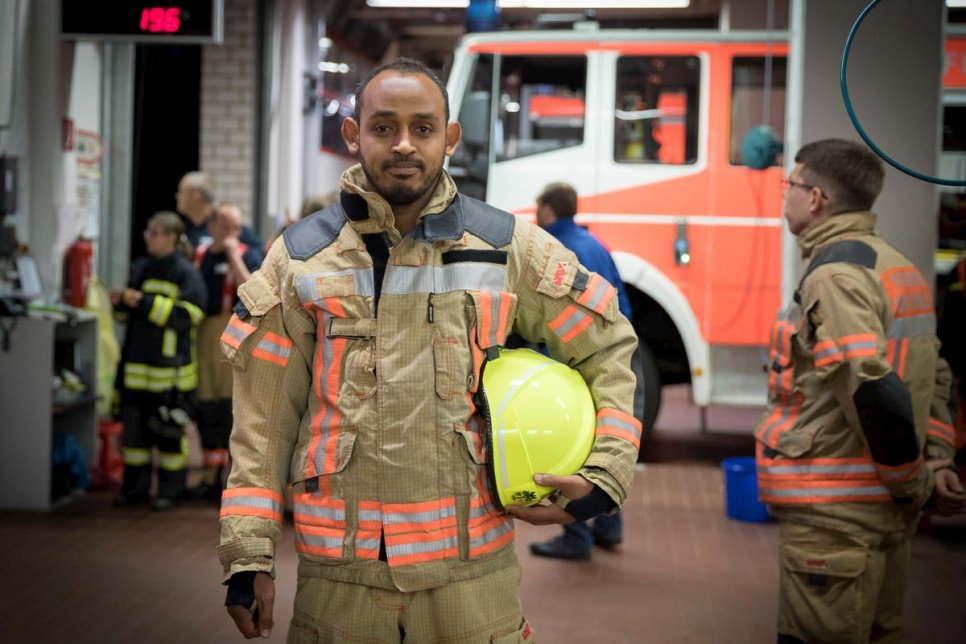 Durant la période d'examen de sa demande d'asile, le réfugié somalien Youssouf est pompier volontaire dans la ville de Fürstenwalde, en Allemagne. Image d'archives, octobre 2017.