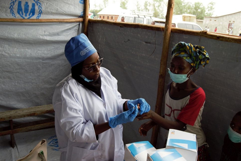 Géraldine, une réfugiée burundaise, passe un test du Covid-19 au centre de transit de Gatumba, au Burundi. 