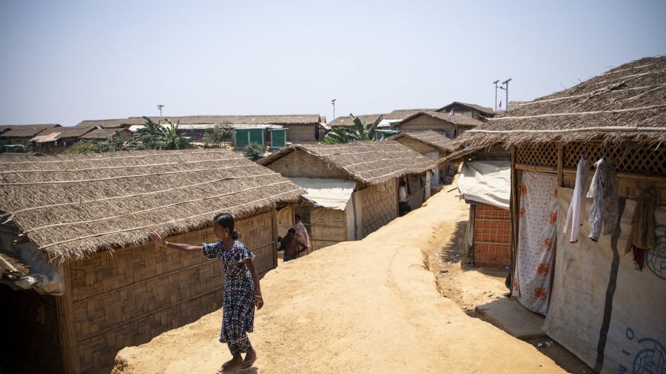 Myshara se tient devant le logement de sa famille dans le camp de Kutupalong. 