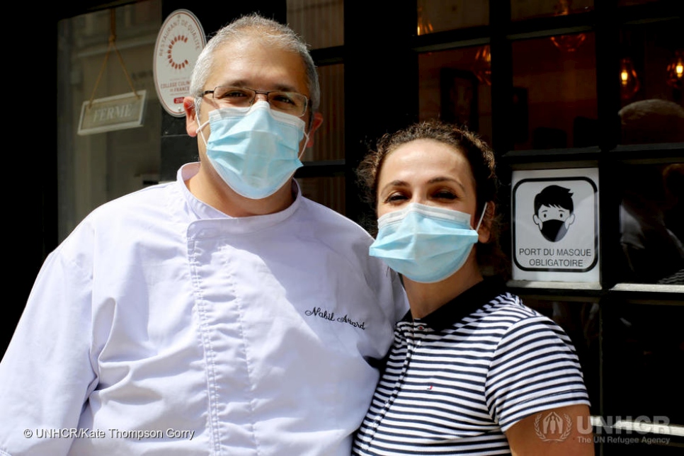 Nabil, chef syrien et copropriétaire du restaurant Narenj à Orléans, avec sa femme Susanna, propose un buffet hebdomadaire pour le personnel soignant en première ligne face à la pandémie de Covid-19.
