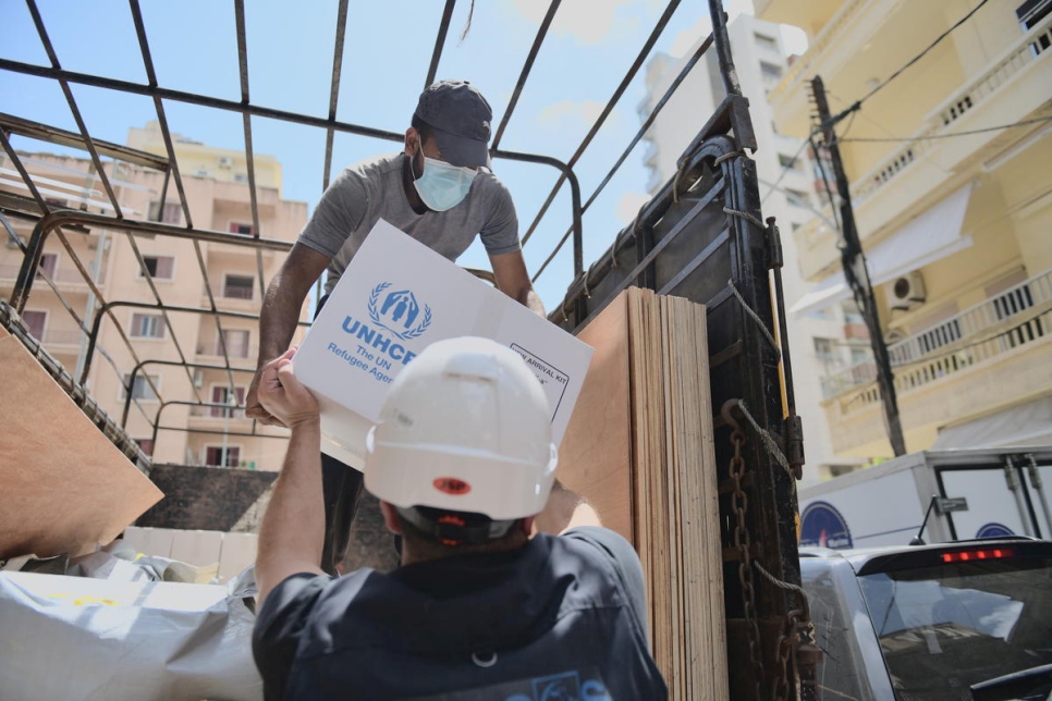 Le personnel d'Intersos décharge des articles de secours pour réparer les maisons endommagées dans le quartier d'Achrafieh à Beyrouth. 