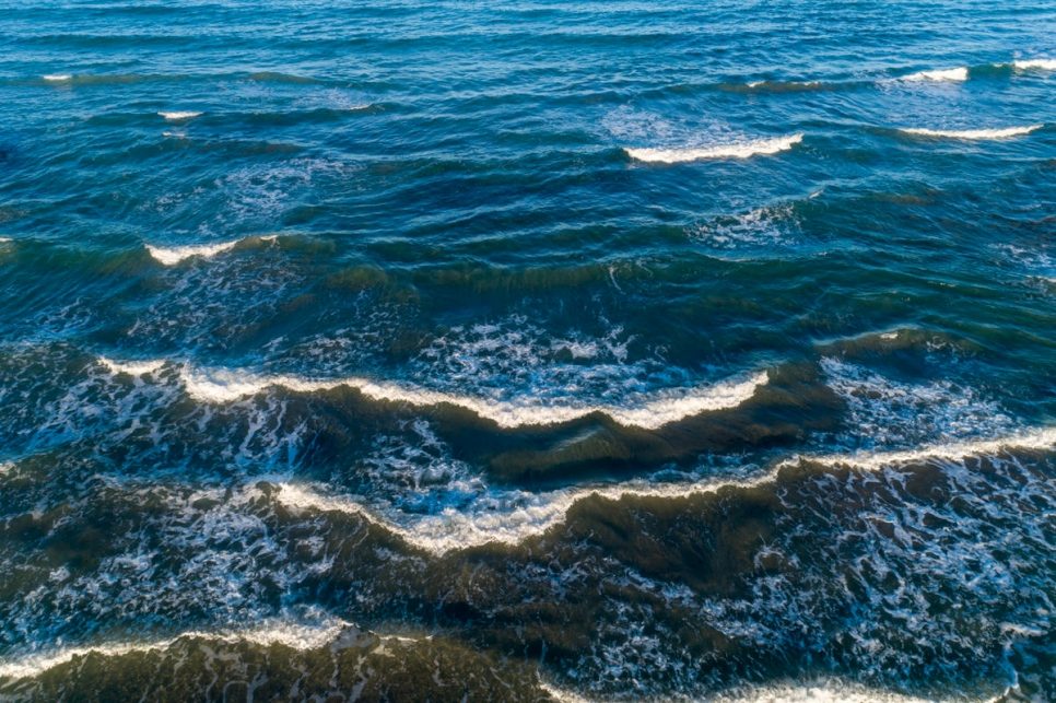 Golven rollen over de kust van de Middellandse Zee in Zuid-Spanje. © UNHCR?Markel Redondo