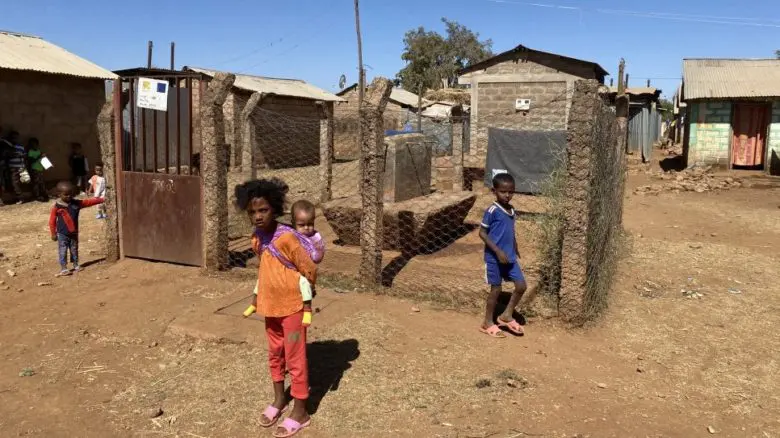 Des enfants attendent devant un point d'eau fermé au camp de réfugiés d'Adi Harush dans le nord de l'Ethiopie. 