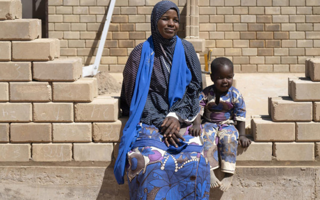 Refugees and hosts work together to build a safe home in Niger