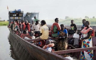 Cette photo récente montre d'autres réfugiés du Sud-Soudan à bord d'un bateau en Éthiopie, novembre 2014.