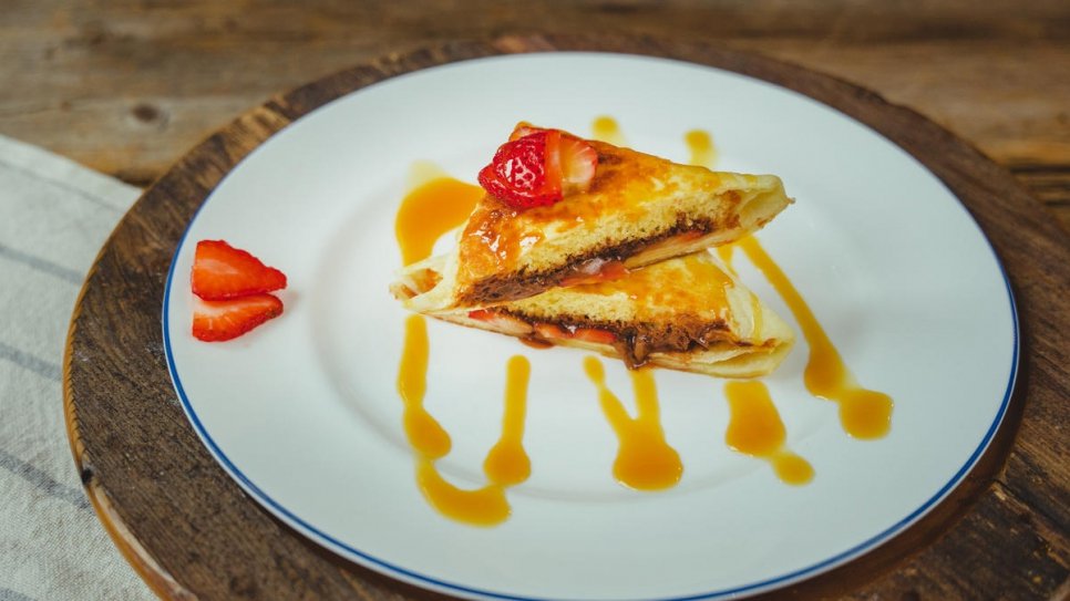 Le feuilleté au chocolat de Tarik est l'une des deux recettes de dessert de l'ancien réfugié syrien Tarik Hadhad, dans le livre de recettes du HCR « Tastes from Home ». Sa famille a fui la Syrie après le bombardement de leur usine de chocolat et a finalement été parrainée par une famille canadienne. Tarik a lancé son entreprise, Peace by Chocolate, en 2016. 