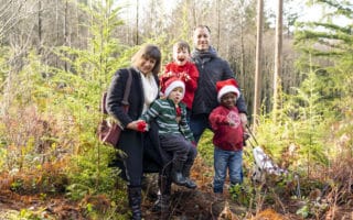 Famille de la Colombie-Britannique avec un réfugié dans la forêt