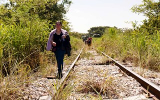 Une Salvadorienne marche le long d'une voie ferrée à Chiapas au Mexique, en octobre 2015.