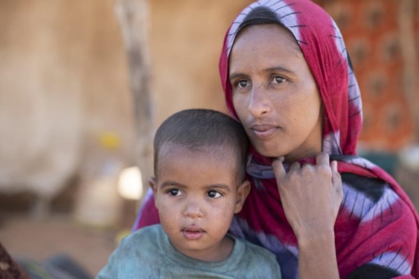 Fatimata, une réfugiée malienne, assise devant son abri dans le camp de réfugiés de Mbera, en Mauritanie, en février 2020