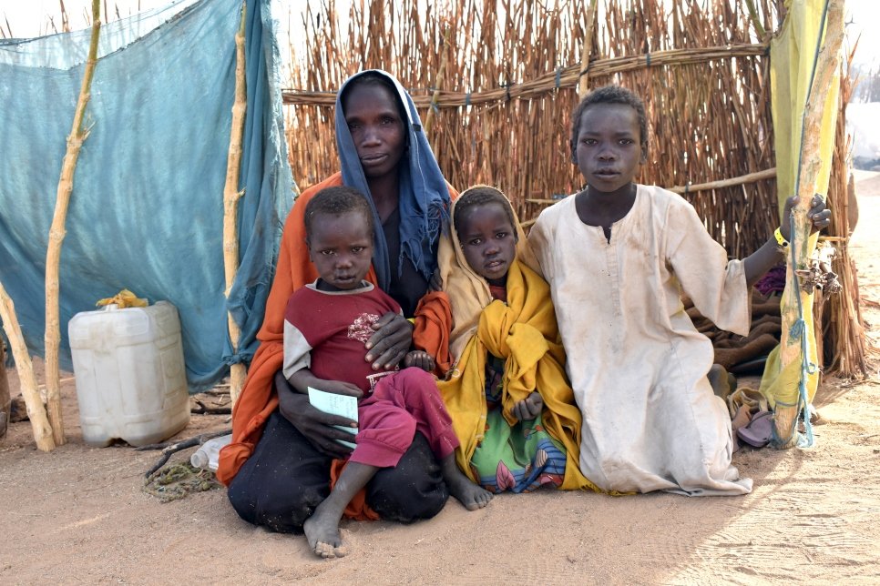 Des réfugiés soudanais sont assis auprès de leur abri de fortune à Hilouta, au Tchad. Janvier 2020.