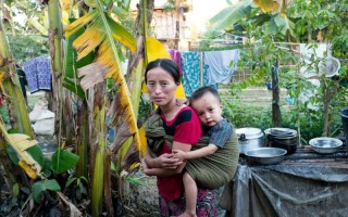 Une mère tient la main de son enfant dans un camp accueillant des déplacés internes dans l'Etat de Kachin au Myanmar, en novembre 2013.