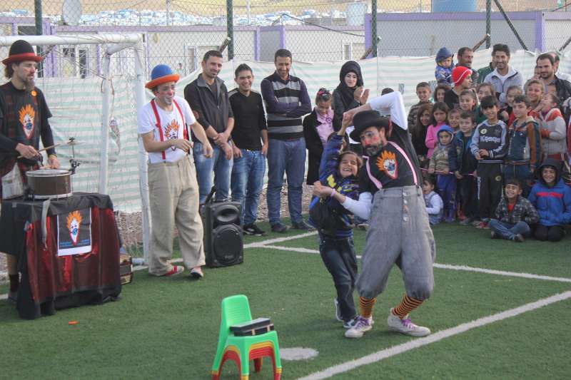 Un artiste des Clowns sans Frontières divertit les enfants du camp de réfugiés de Kawergosk, dans la région du Kurdistan, au nord de l'Irak.