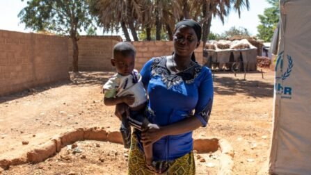 Burkinabe Mamouna Ouedraogo, 37, sloeg op de vlucht voor geweld en woont met haar schoonmoeder en zeven kinderen, waaronder de eenjarige Alexandre, in Kaya, Burkina Faso. © UNHCR/Anne Mimault