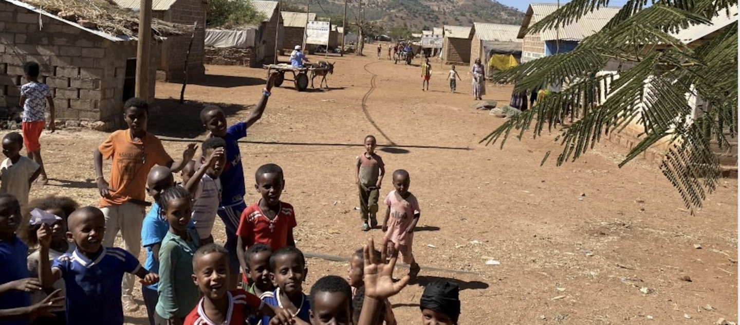 Kinderen spelen in vluchtelingenkamp Adi Harush. © UNHCR/Chris Melzer