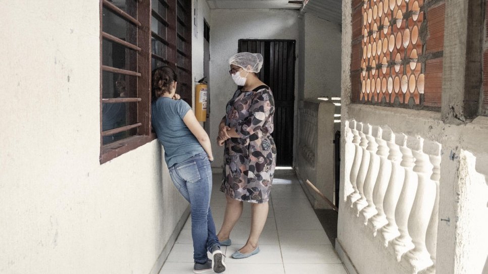 Praten is een cruciaal onderdeel van het revalidatieproces en Maye besteedt talloze uren aan het in gesprek gaan met de kinderen en tieners bij de Fundación Renacer. © UNHCR/Nicolo Filippo Rosso