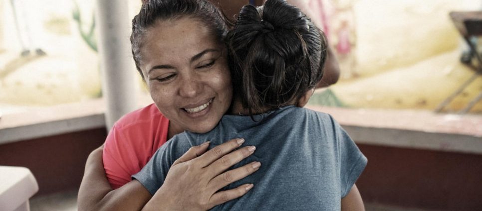 De UNHCR Nansen Refugee Award winnaar van 2020 omhelst een jonge overlevende van seksuele uitbuiting. © UNHCR/Nicolo Filippo Rosso