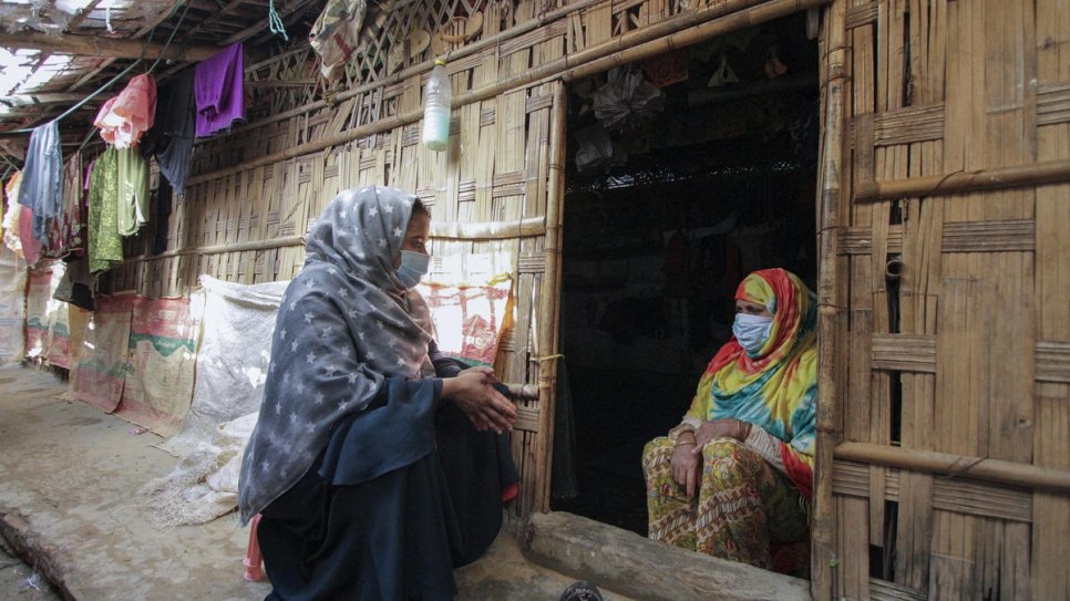 Kosida, a 19-year-old refugee and volunteer, shares information about services available for GBV survivors with her neighbours in Kutupalong camp.