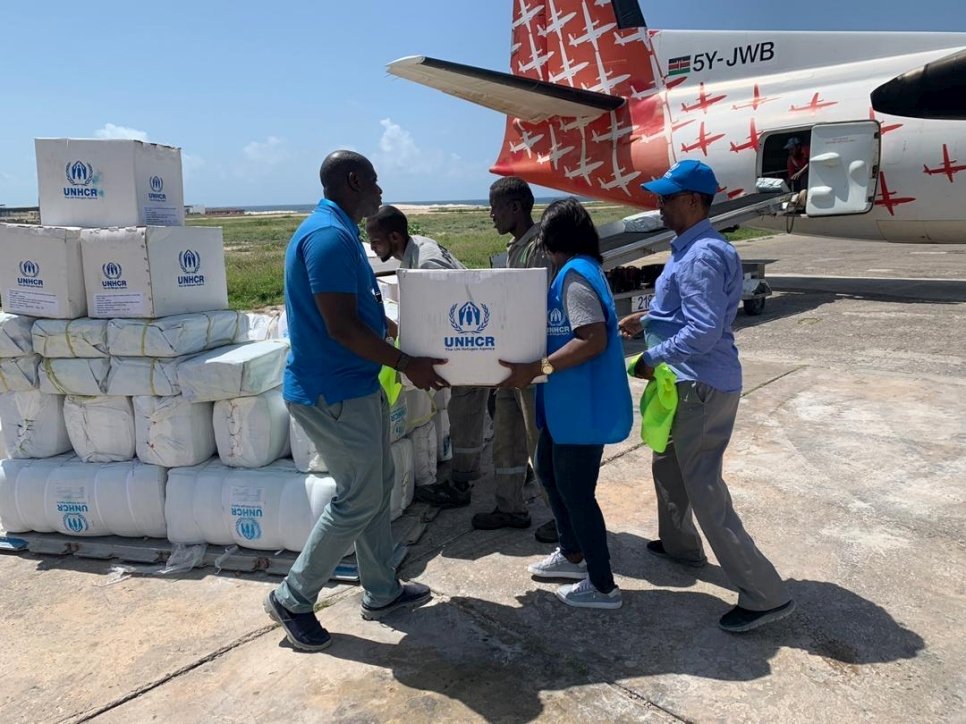 Somalia. UNHCR flies in relief for Somalis cut off by flooding