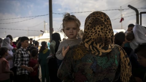 Des réfugiés syriens arrivent au camp de Bardarash à Dohouk, dans la région du Kurdistan d'Irak, en 2019. 