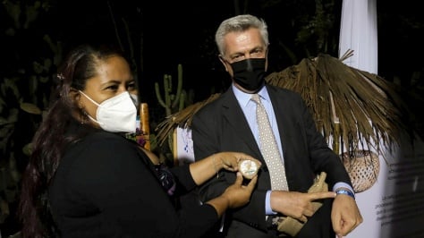 Le Haut Commissaire des Nations Unies pour les réfugiés, Filippo Grandi, lors de sa rencontre avec la cheffe d'entreprise vénézuélienne Jazhilmar Baez à l'occasion d'un événement à Quito, en Équateur. 