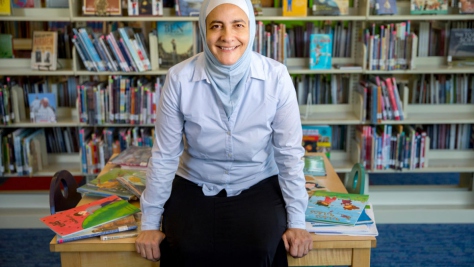 Rana Dajani, fondatrice et directrice jordanienne de We Love Reading, est photographiée dans la section pour enfants d'une bibliothèque publique à Richmond, en Virginie, aux États-Unis.