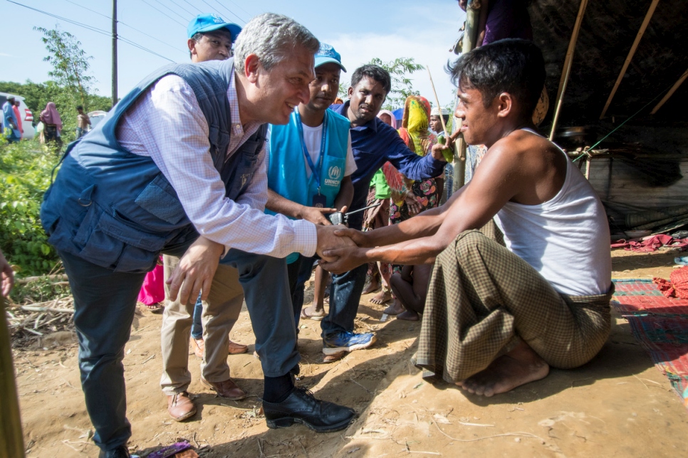 El Alto Comisionado de las Naciones Unidas para los Refugiados, Filippo Grandi, habla con un joven rohingya en el asentamiento de refugiados de Kutupalong, en Bangladesh, en septiembre de 2017.