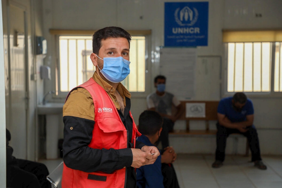 Samih, volontaire réfugié syrien dans le domaine de la santé, est photographié ici devant un centre de vaccination au camp de réfugiés de Zaatari, en Jordanie.