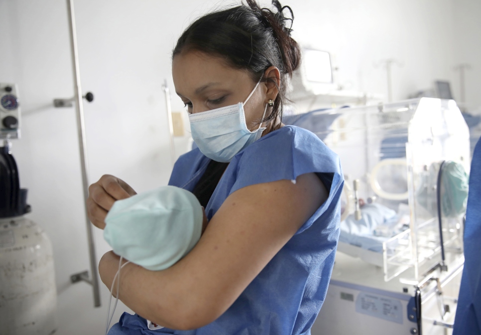 Dans un hôpital à Bogota, en Colombie, Yonielys Villegas, 25 ans, tient dans les bras son nouveau-né Emmanuel, qui bénéficiera d'une mesure spécifique destinée à accorder la citoyenneté aux bébés d'ascendance vénézuélienne. 