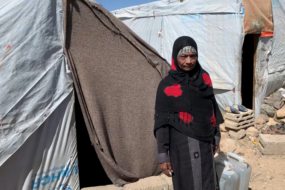 Mariam, 50 ans, part collecter de l'eau dans le site de déplacés d'Amran, au Yémen, où elle lutte seule pour nourrir et prendre soin de 13 enfants. 