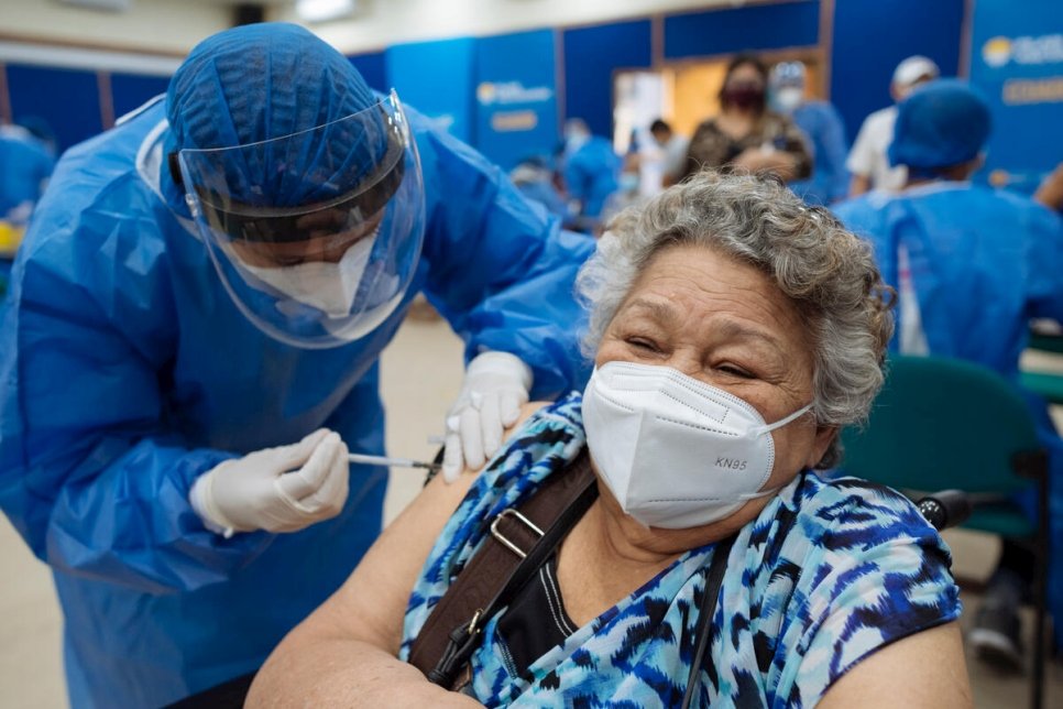 Angela del Valle, âgée de 76 ans et originaire du Venezuela, reçoit sa première dose de vaccin contre le Covid-19 à Guayaquil, en Equateur. 