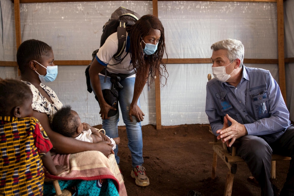 Le Haut Commissaire des Nations Unies pour les réfugiés, Filippo Grandi, s'entretient avec Micheline (à gauche), une réfugiée centrafricaine qui vit en République démocratique du Congo. 