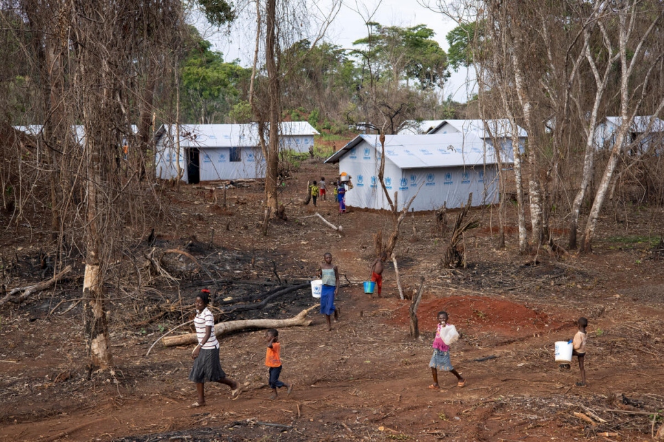 Des personnes traversent à pied une section du site de Modale, au nord de la République démocratique du Congo, où le HCR relocalise des réfugiés centrafricains depuis la région frontalière. 