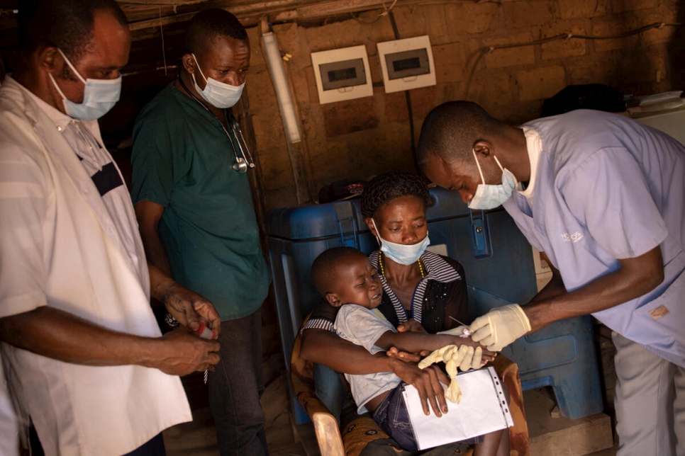 Une réfugiée centrafricaine tient dans les bras son fils malade, alors qu'il est soigné dans un centre de santé à Modale, en République démocratique du Congo. 