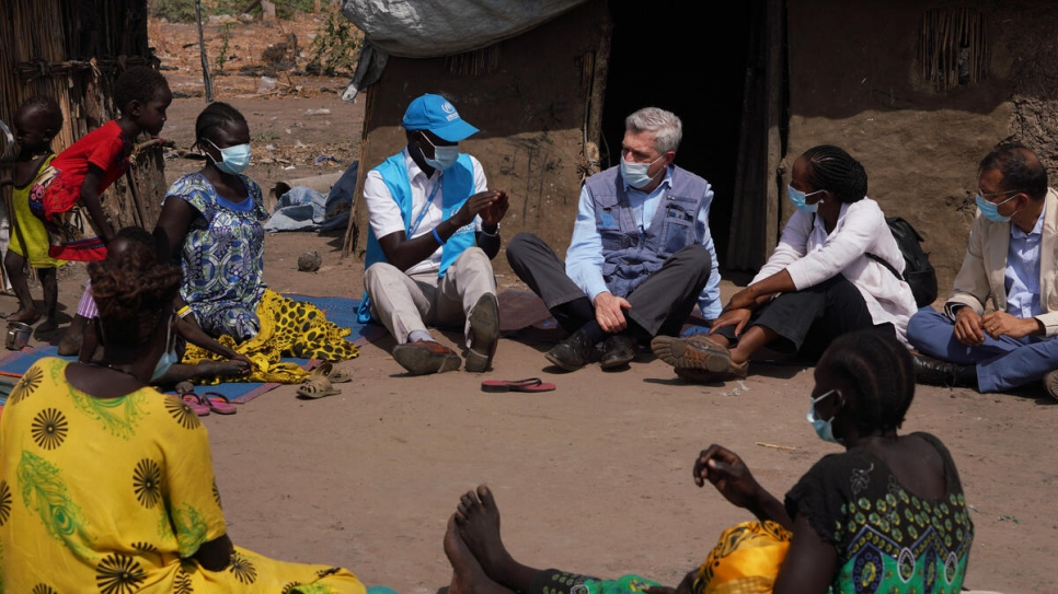 El Alto Comisionado de las Naciones Unidas para los Refugiados, Filippo Grandi, y trabajadores de ACNUR se reúnen con los repatriados sursudaneses en Bentiu.