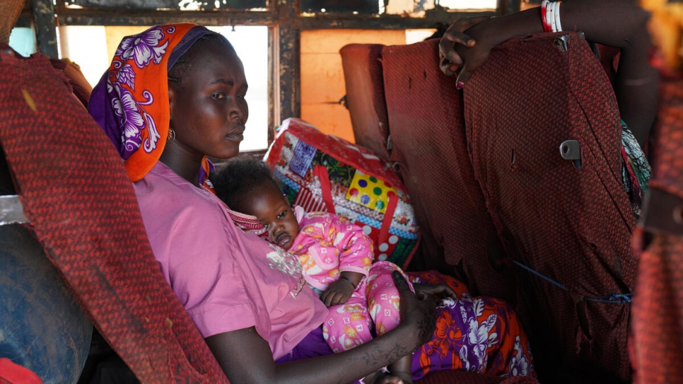 Una madre sursudanesa y su hijo toman un autobús desde Jartum, en Sudán, hasta Bentiu, en Sudán del Sur.