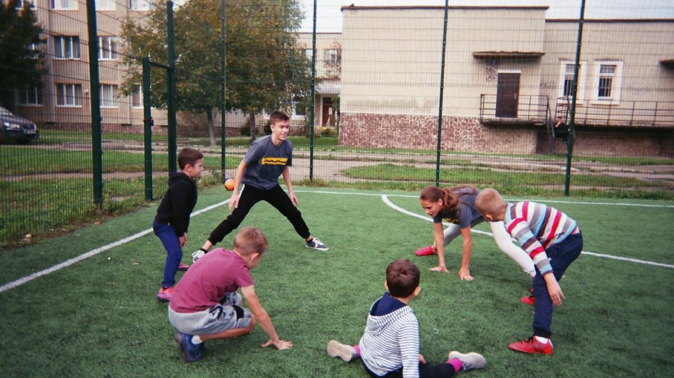 Des jeunes gens suivent une formation avec la Ligue de la tolérance, une organisation caritative qui encourage la participation inclusive au football, à Ivano-Frankivsk, en Ukraine. 