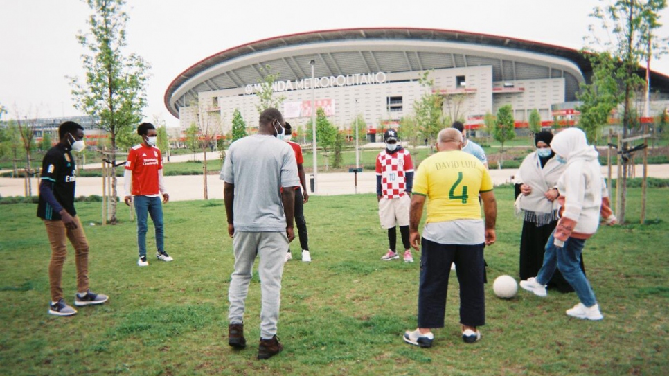 Des réfugiés durant une session d'entraînement devant le stade Wanda Metropolitano à Madrid. 