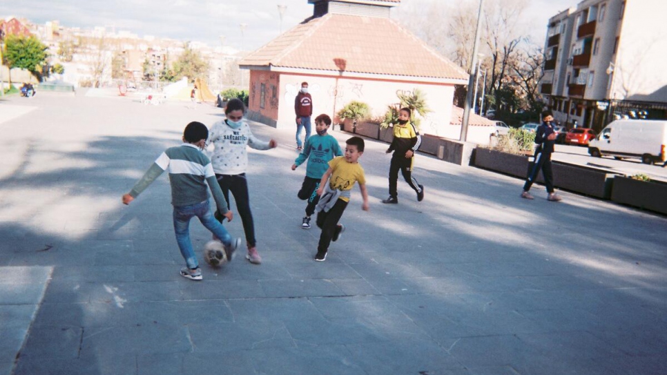Des jeunes du centre d'accueil pour réfugiés CAR Alcobendas, au nord de Madrid, jouent au football. 