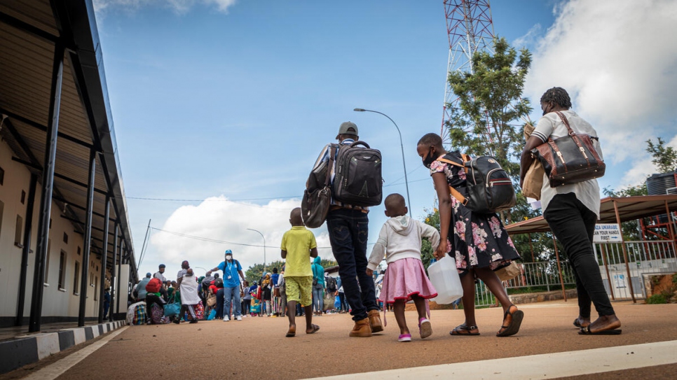 Donatien y su familia cruzan la frontera de Ruanda por el cruce fronterizo en la provincia de Kirundo, Burundi.