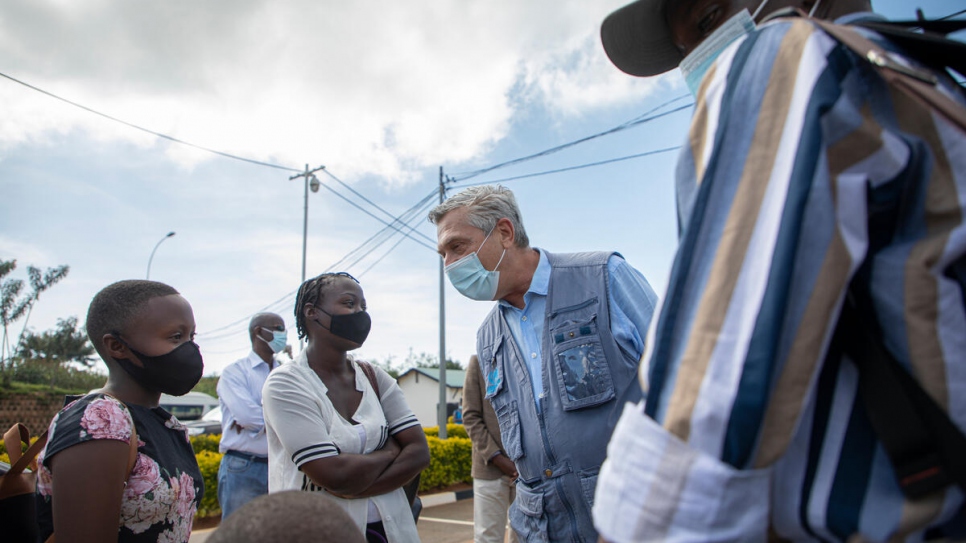 Filippo Grandi, el Alto Comisionado de la ONU para los Refugiados, charla con la familia de Donatien en el cruce fronterizo en la provincia de Kirundo, Burundi.