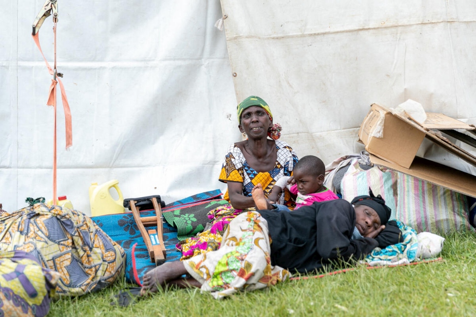 Des réfugiés congolais, qui ont fui l'éruption volcanique près de Goma, attendent de recevoir de l'aide à Rubabu, au Rwanda. 