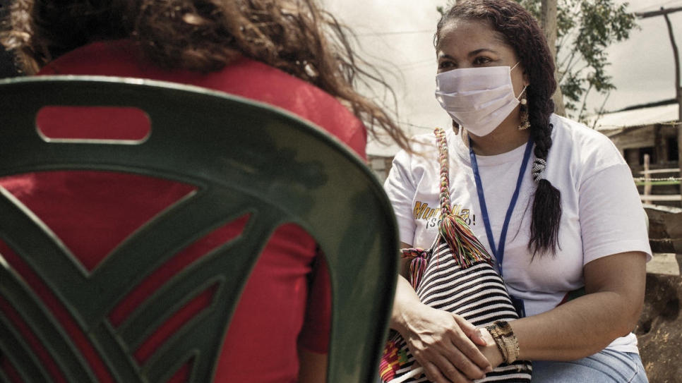 Las niñas y niños sobrevivientes de violencia sexual a menudo no confían en los adultos y Maye hace un gran esfuerzo para ganarse su confianza.