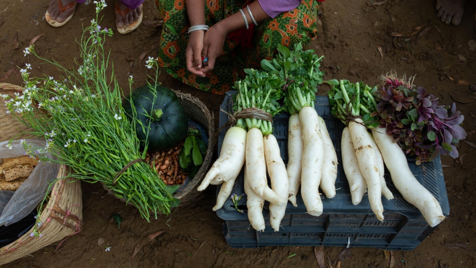 Les centres de collecte de légumes permettent aux agriculteurs comme Mathana de vendre leurs produits localement et à un prix équitable. 