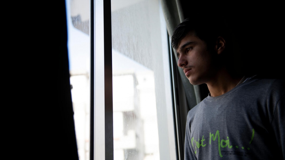 Amer, 16 ans, le fils de Hala, a des pensées suicidaires depuis qu'il a abandonné l'école et commencé à travailler pour subvenir aux besoins de la famille. 