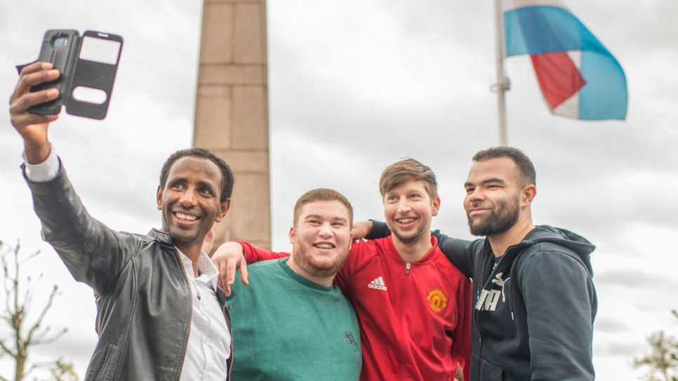 Yonas pasando tiempo con sus amigos en el centro de la Ciudad de Luxemburgo. "Hacer deporte me ayudó a hacer amistades. Hablo luxemburgués con ellos, así que sigo aprendiendo".