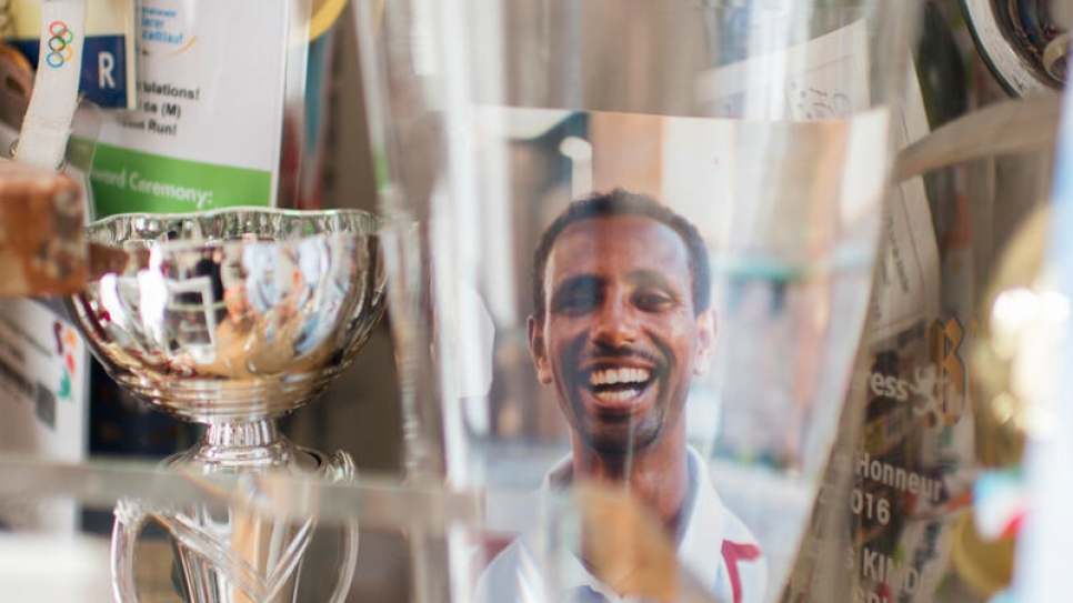 Yonas con su colección de trofeos de carreras. "Realmente extraño mis competencias".