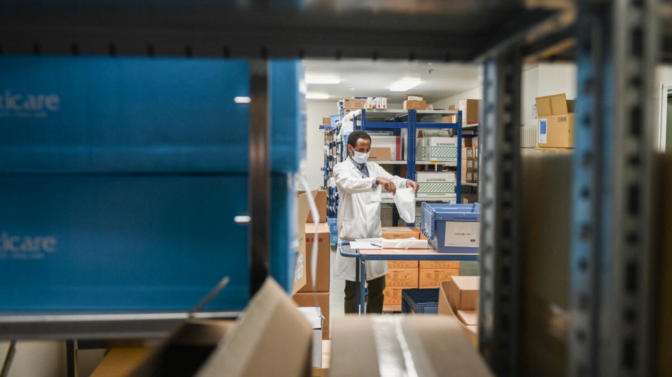 Yonas trabaja en la farmacia del Hospital Robert Schuman en la Ciudad de Luxemburgo que distribuye vacunas de COVID-19.