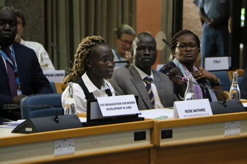 Rose habla en el evento del Plan Regional de Respuesta a los Refugiados de Sudán del Sur en Nairobi en 2018, acompañada por su colega refugiado olímpico y Embajador de Buena Voluntad de ACNUR, Yiech Pur Biel.