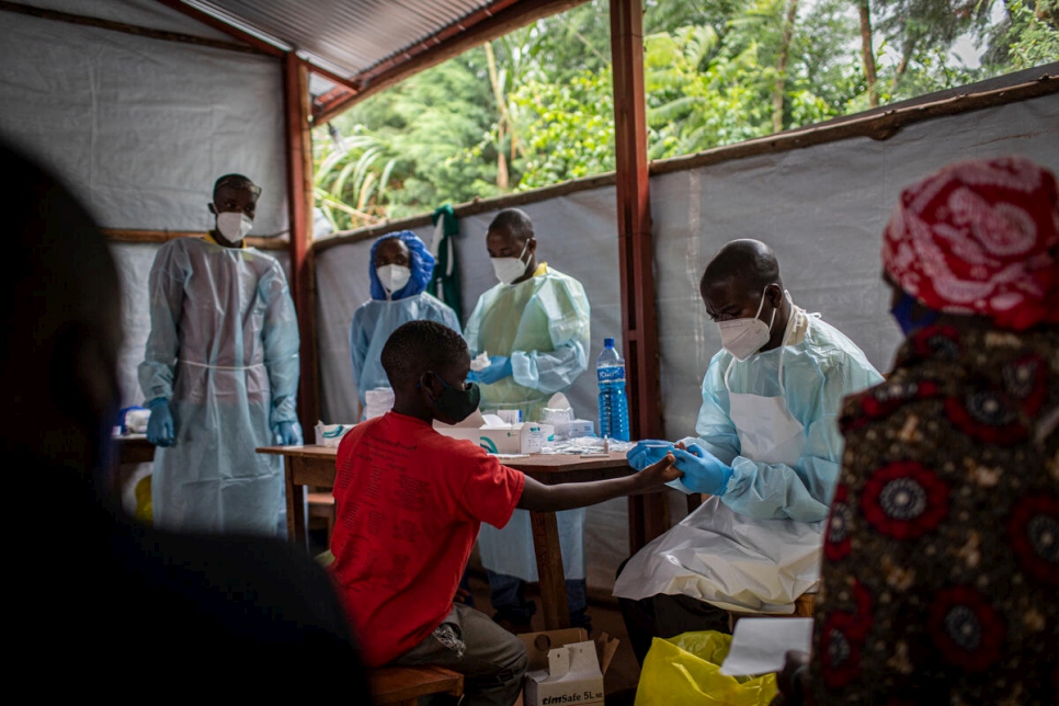 Un réfugié rapatrié passe un test de dépistage du Covid-19 dans un centre de transit au Burundi, après son retour depuis le Rwanda. 